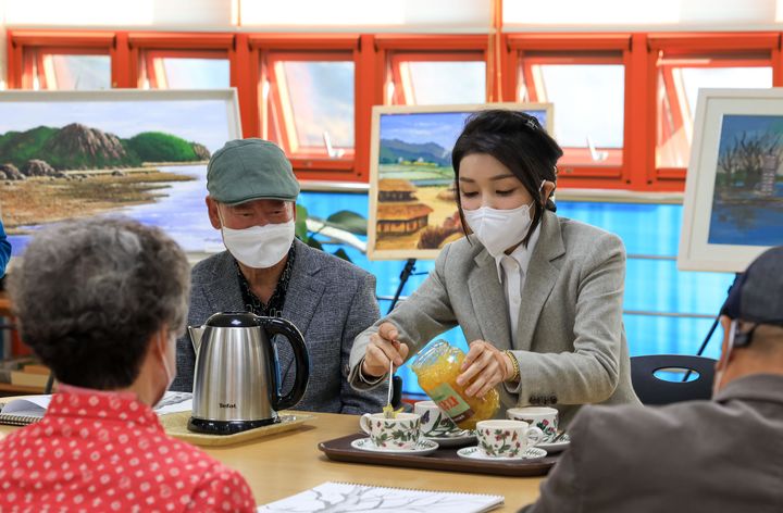 [서울=뉴시스] 윤석열 대통령 부인 김건희 여사가 7일 전남 고흥 국립소록도병원을 방문해 환자·의료진에게 전달하기 위해 만든 유자청을 직접 타주고 있다. (사진=대통령실 제공) 2023.11.08. photo@newsis.com *재판매 및 DB 금지