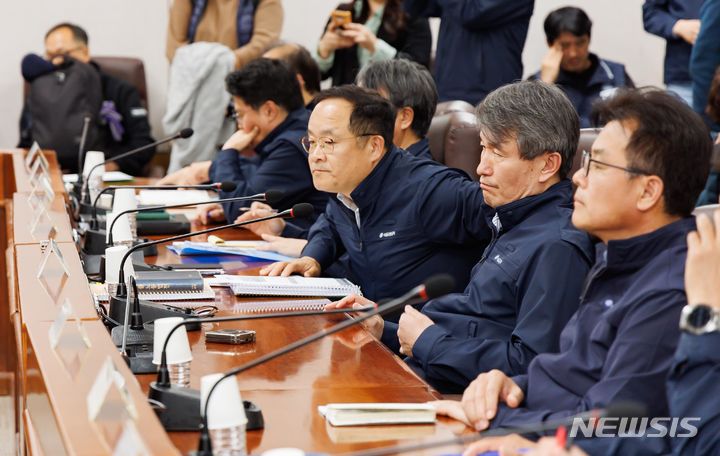 [서울=뉴시스] 백호(오른쪽 두번째) 서울교통공사 사장이 8일 서울 성동구 서울교통공사 본사에서 열린 2023년 임단협 제4차 본교섭(속개)에 참석해 있다. 노사는 이날 인력감축안을 두고 최종 협상을 한다. 결렬시 노조 측은 파업에 돌입한다. (사진=서울교통공사 제공) 2023.11.08. photo@newsis.com *재판매 및 DB 금지