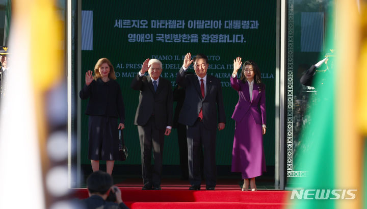 [서울=뉴시스] 전신 기자 = 윤석열 대통령과 부인 김건희 여사가 8일 서울 용산 대통령실 청사 앞에서 세르지오 마타렐라 이탈리아 대통령, 라우라 마타렐라 영애와 함께 공식환영식을 마친 뒤 손 흔들어 인사하고 있다. 2023.11.08. photo1006@newsis.com