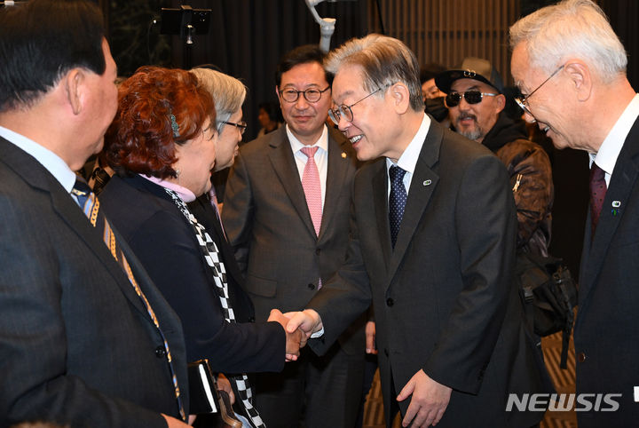 [서울=뉴시스] 고범준 기자 = 이재명 더불어민주당 대표가 8일 서울 여의도 중소기업중앙회에서 열린 '김대중 탄생 100주년 기념 사업 추진위원회 출범식 및 후원의 날' 행사장에 입장하며 참석자들과 인사를 나누고 있다.(공동취재사진)2023.11.08. photo@newsis.com