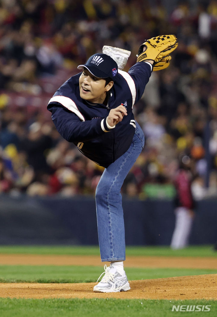 [서울=뉴시스] 고승민 기자 = 8일 서울 잠실야구장에서 열린 2023 KBO 포스트시즌 한국시리즈(KS) 2차전 LG 트윈스 대 KT 위즈 경기, 시구자로 나선 배우 정우성이 시구를 하고 있다. 2023.11.08. kkssmm99@newsis.com