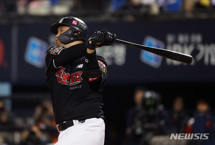 [서울=뉴시스] 김명년 기자 = 8일 오후 서울 잠실야구장에서 열린 2023 KBO 포스트시즌 한국시리즈(KS) 2차전 LG 트윈스 대 KT 위즈 경기, 1회초 1사 만루상황 KT 장성우가 2타점 적시타를 치고 있다. 2023.11.08. @newsis.com