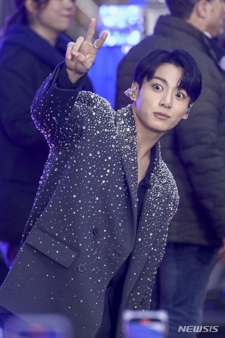 [뉴욕=AP/뉴시스] 방탄소년단(BTS)의 정국이 8일(현지시각) 미국 뉴욕의 록펠러 플라자에서 열린 NBC '투데이 쇼'에 출연해 공연하고 있다. 정국은 '투데이 쇼'의 시티콘서트 시리즈 중 하나로 뉴욕 중심가에서 단독 야외 공연을 펼쳐 히트곡 '세븐' 등을 열창했다. 2023.11.09.
