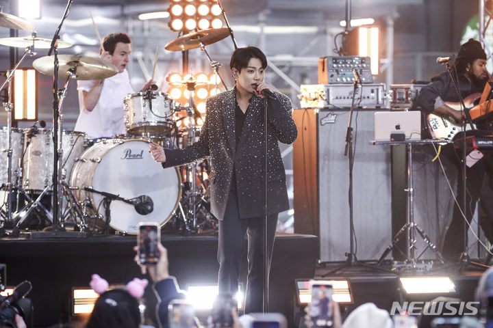 [뉴욕=AP/뉴시스] 방탄소년단(BTS)의 정국이 8일(현지시각) 미국 뉴욕의 록펠러 플라자에서 열린 NBC '투데이 쇼'에 출연해 공연하고 있다. 정국은 '투데이 쇼'의 시티콘서트 시리즈 중 하나로 뉴욕 중심가에서 단독 야외 공연을 펼쳐 히트곡 '세븐' 등을 열창했다. 2023.11.09.