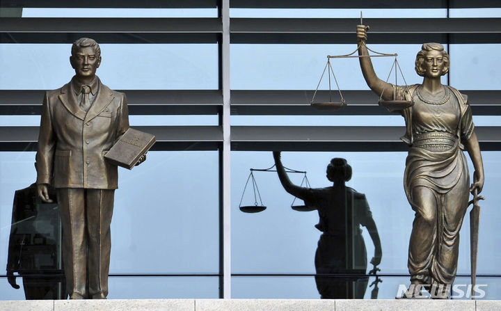 [앙카라(튀르키예)=AP/뉴시스] 튀르키예 수도 앙카라의 헌법재판소 앞에 세워진 정의의 여신상. 튀르키예 법원은 2일(현지 시간) 제1야당 공화인민당(CHP)의 2년 전 이스탄불 시당 대회 선거를 무효화하고 위원장 등 지도부 195명의 자격을 박탈했다. (사진=뉴시스DB) 2025.09.03.