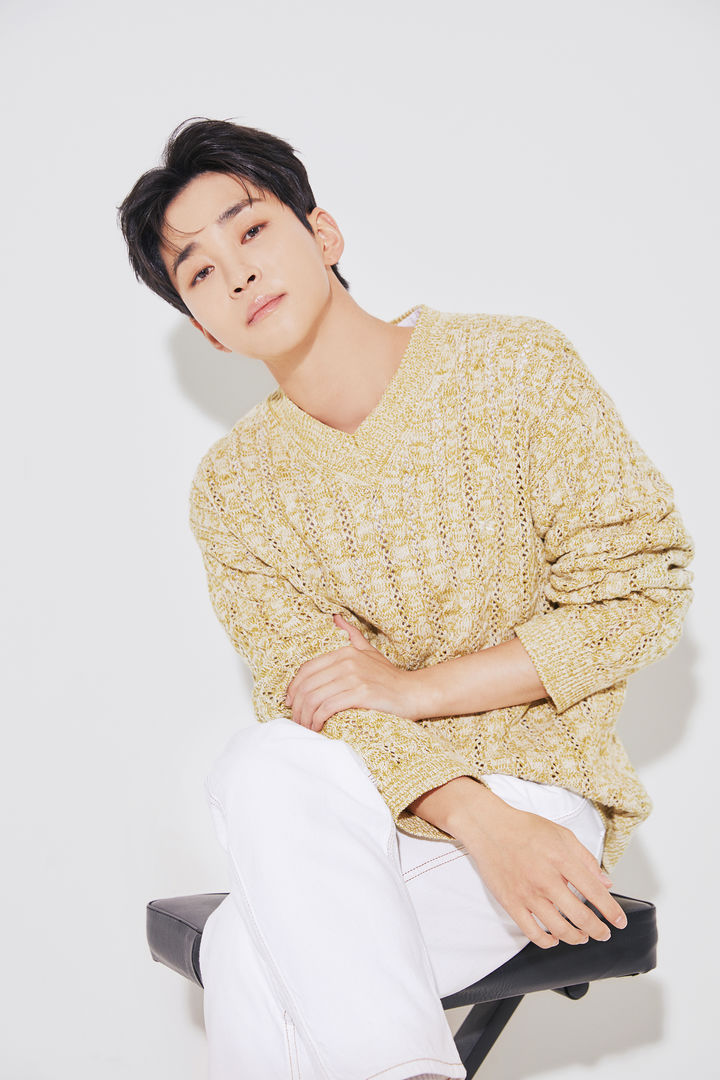 [서울=뉴시스] 가수 겸 방송인 딘딘이 데뷔 10주년을 맞았다. (사진=슈퍼벨컴퍼니 제공) 2023.11.09. *재판매 및 DB 금지