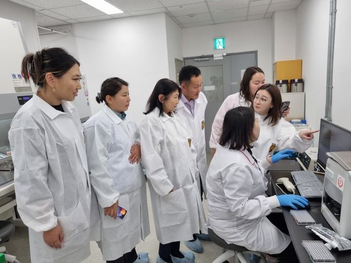 [세종=뉴시스] 질병관리청 국립보건연구원이 지난 2023년 11월&nbsp; 6일부터 10일까지 몽골 질병관리청(NCCD) 관계자들을 대상으로 항생제감수성시험을 교육하는 모습. (사진=뉴시스 DB) 2023.11.09. photo@newsis.com *재판매 및 DB 금지