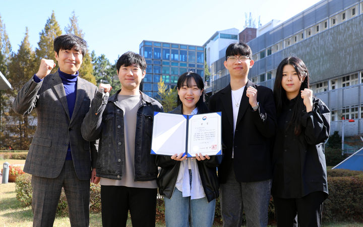 [부산=뉴시스] 동서대학교는 건축학과 3학년 이상하·김민주·정진규·석다윤 학생이 '2023 대한민국 한옥 공모전'에서 학생공모 부문 대상인 국토교통부 장관상(상금 1000만원)을 수상했다고 9일 밝혔다. (사진=동서대 제공) *재판매 및 DB 금지