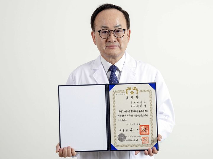 [부산=뉴시스] 부산대학교는 의과대학 법의학교실 허기영 교수가 '제75주년 과학수사의 날'을 맞아 최근 서울 서대문구 경찰청 1층 문화마당에서 열린 기념식에서 '제19회 과학수사대상' 대통령표창을 수상했다고 9일 밝혔다. (사진=부산대 제공) *재판매 및 DB 금지