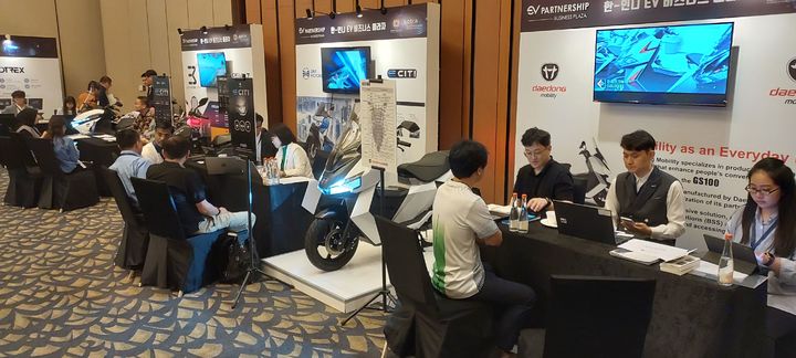 [서울=뉴시스] 코트라가 주인도네시아 대한민국 대사관과 한국의 전기차 기업의 인도네시아 진출을 지원하기 위해 지난 8일 인도네시아 자카르타에서 개최한 '2023 한-인니 EV 비즈니스 플라자' 현장 모습. (사진=코트라 제공) 2023.11.09 photo@newsis.com *재판매 및 DB 금지