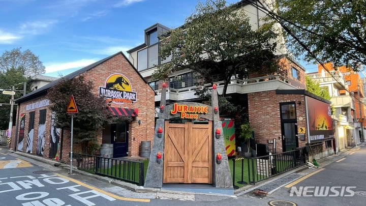 [서울=뉴시스] 쥬라기 공원 30주년 팝업 스토어. (사진=블랭크코퍼레이션 제공) 2023.11.09. photo@newsis.com
