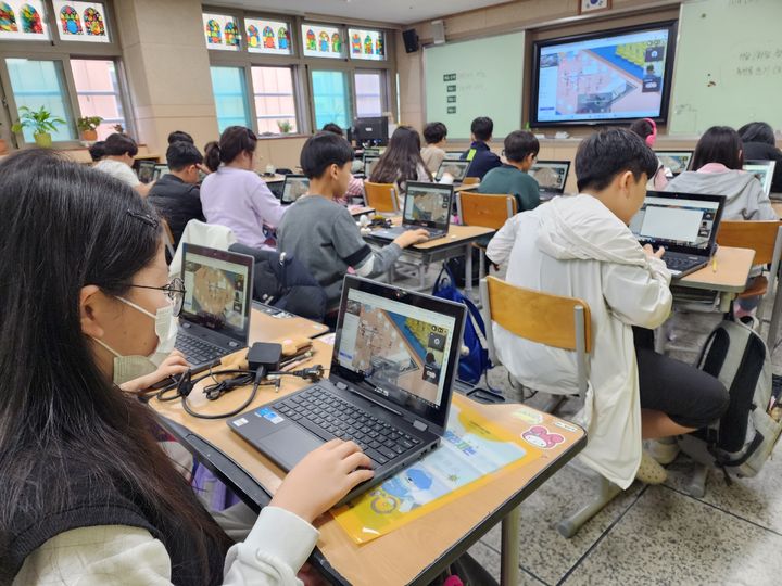 [진주=뉴시스]경남과학교육원, 아이북 활용 메타버스 투어. *재판매 및 DB 금지