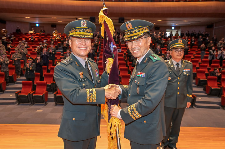 [논산=뉴시스]9일 국방대학교 컨벤션센터 대강당에서 열린 제49대·제50대 국방대학교 총장 이·취임식에서 임기훈(오른쪽) 총장이 부대기를 전달받고 있다. 2023. 11. 09 국방대 *재판매 및 DB 금지