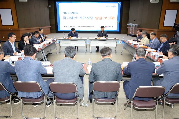 이학수 시장(가운데 오른쪽) 주재로 정읍시의 '2025~2026년도 국가예산 신규사업 발굴 보고회'가 진행 중이다. *재판매 및 DB 금지