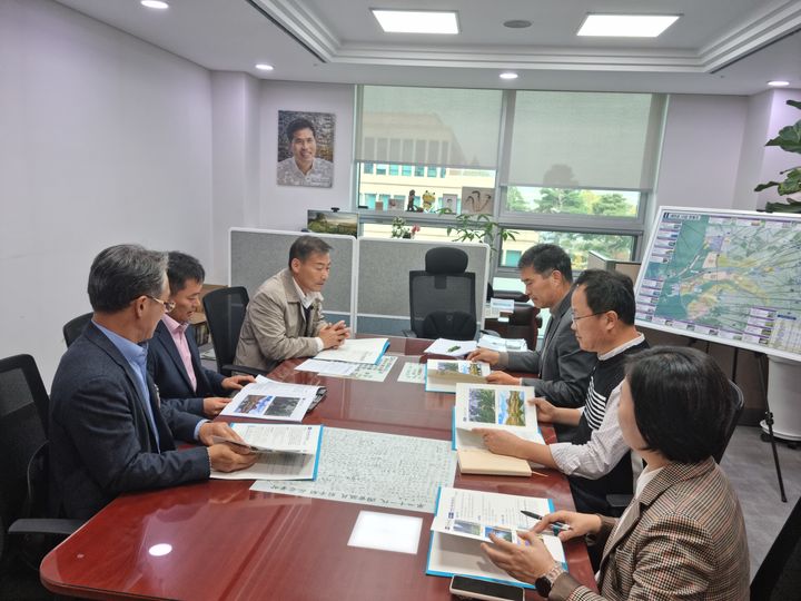 전춘성 진안군수가 국회를 방문해 주요사업이 내년도 예산안에 반영시켜달라고 협조를 요청하고 있다.(진안군 제공) *재판매 및 DB 금지