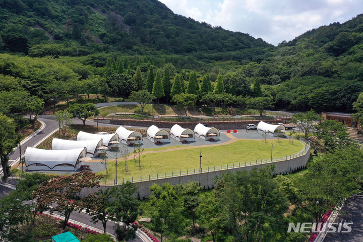 [창원=뉴시스] 경남 진주시 월아산자연휴양림야영장.(사진=경남도 제공)