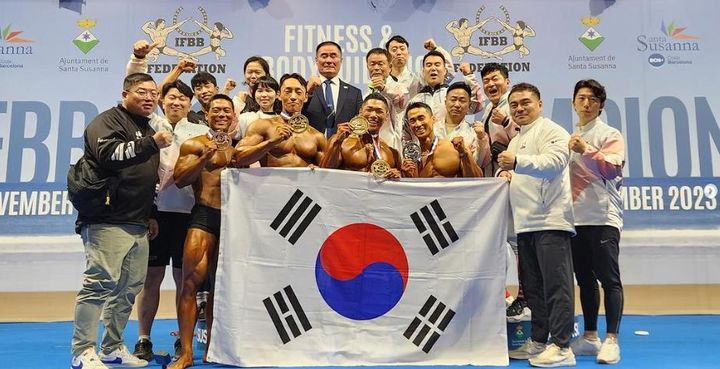 [서울=뉴시스] 한국 보디빌딩 국가대표 선수단이 '2023년 국제보디빌딩연맹(IFBB) 세계피트니스선수권대회 및 세계남자보디빌딩선수권대회'에서 종합 2위에 올랐다. (사진=대한체육회 제공) *재판매 및 DB 금지