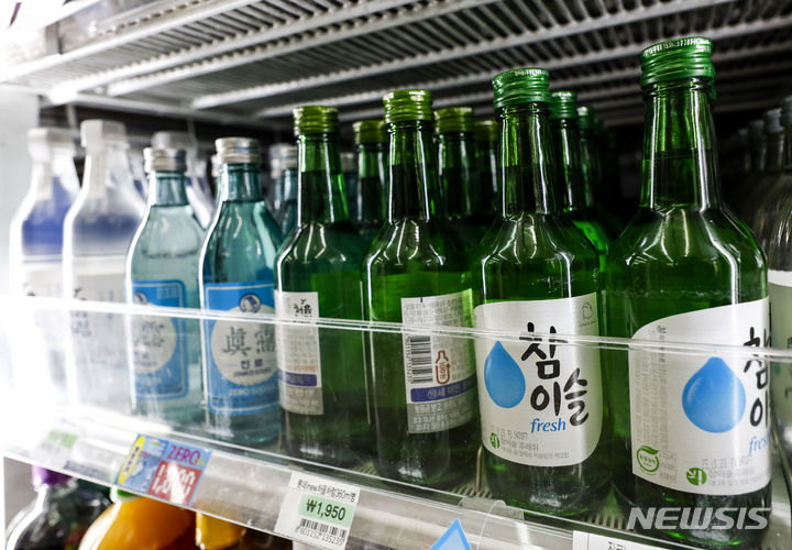 [서울=뉴시스] 정병혁 기자 = 지난 11월 서울시내 편의점에 소주 제품이 진열되어 있다. 2023.11.09. jhope@newsis.com