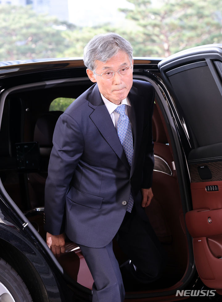 [서울=뉴시스] 김금보 기자 = 차기 대법원장 후보자로 지명된 조희대 전 대법관이 9일 오전 서울 서초구 대법원 본관 현관에서 안철상 선임 대법관을 접견하기 위해 이동하고 있다. 2023.11.09. kgb@newsis.com