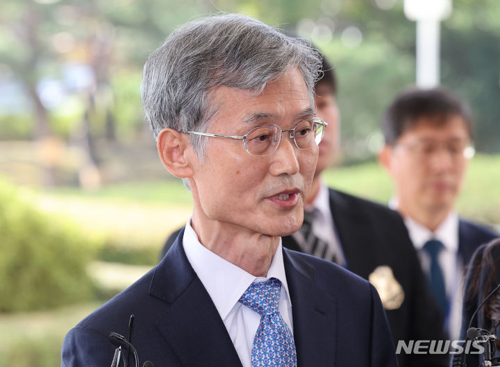 [서울=뉴시스] 김금보 기자 = 차기 대법원장 후보자로 지명된 조희대 전 대법관이 9일 오전 서울 서초구 대법원 본관 현관에서 안철상 선임 대법관 접견에 앞서 취재진 질문에 답하고 있다. 2023.11.09. kgb@newsis.com