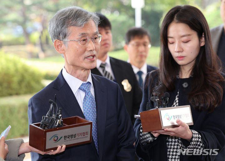 [서울=뉴시스] 김금보 기자 = 차기 대법원장 후보자로 지명된 조희대 전 대법관이 9일 오전 서울 서초구 대법원 본관 현관에서 안철상 선임 대법관 접견에 앞서 취재진 질문에 답하고 있다. 2023.11.09. kgb@newsis.com