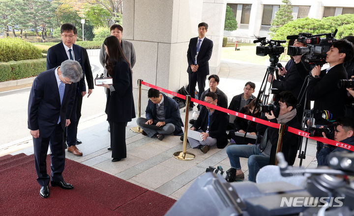 [서울=뉴시스] 김금보 기자 = 차기 대법원장 후보자로 지명된 조희대 전 대법원장 권한대행이 9일 오전 서울 서초구 대법원 본관 현관에서 안철상 선임 대법원장 권한대행 접견에 앞서 취재진 질문에 답한 뒤 인사하고 있다. 2023.11.09. kgb@newsis.com