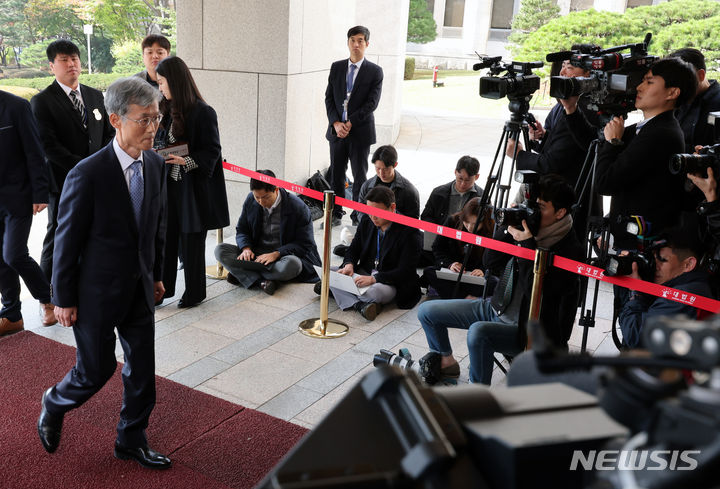 [서울=뉴시스] 김금보 기자 = 차기 대법원장 후보자로 지명된 조희대 전 대법원장 권한대행이 9일 오전 서울 서초구 대법원 본관 현관에서 안철상 선임 대법원장 권한대행 접견에 앞서 취재진 질문에 답한 뒤 이동하고 있다. 2023.11.09. kgb@newsis.com