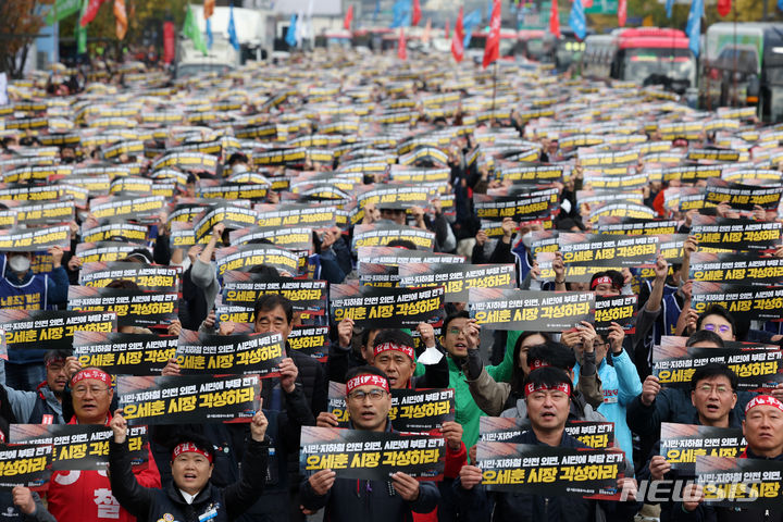 [서울=뉴시스] 김명년 기자 = 서울교통공사노동조합 조합원들이 9일 오전 서울 중구 시청역 인근에서 열린 총파업 출정식에서 인력 감축 철회 등을 촉구하는 구호를 외치고 있다. 2023.11.09. kmn@newsis.com