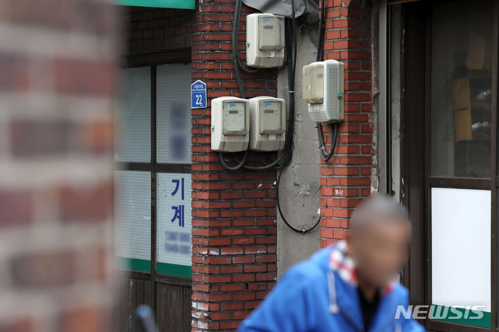 [서울=뉴시스] 김선웅 기자 = 한국전력공사가 산업용(을) 전기 요금을 9일부터 ㎾h(킬로와트시)당 평균 10.6원 인상한다고 밝혔다. 154kV 이상 고압 B·C는 13.5원, 고압A는 6.7원이 오른다. 9일 서울 소재 기계 금속 단지에 설치된 전기계량기가 가동되고 있다. 2023.11.09. mangusta@newsis.com