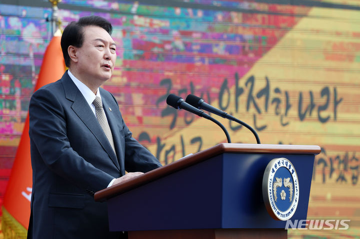 [서울=뉴시스] 전신 기자 = 윤석열 대통령이 9일 서울 용산어린이정원 잔디마당에서 열린 제61주년 소방의 날 기념식에서 기념사하고 있다. 2023.11.09. photo1006@newsis.com