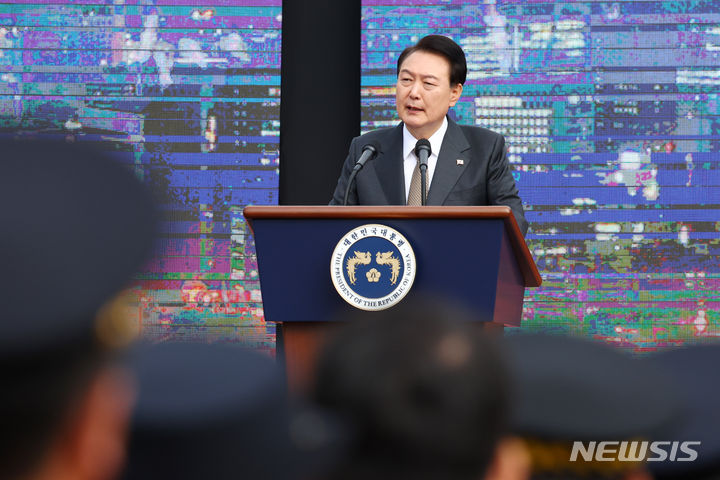 [서울=뉴시스] 전신 기자 = 윤석열 대통령이 9일 서울 용산어린이정원 잔디마당에서 열린 제61주년 소방의 날 기념식에서 기념사하고 있다. 2023.11.09. photo1006@newsis.com