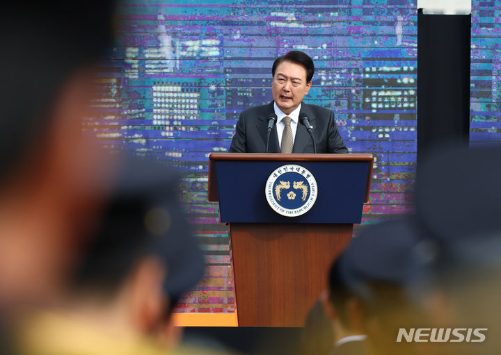 [서울=뉴시스] 전신 기자 = 윤석열 대통령이 9일 서울 용산어린이정원 잔디마당에서 열린 제61주년 소방의 날 기념식에서 기념사하고 있다. 2023.11.09. photo1006@newsis.com