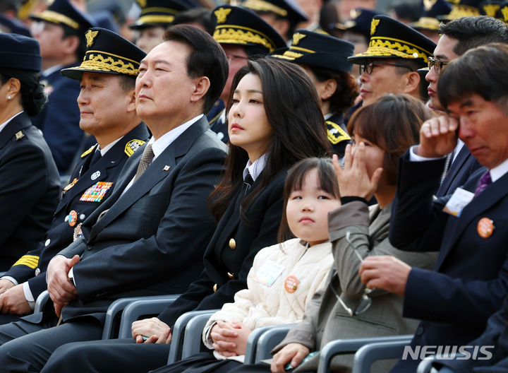 [서울=뉴시스] 전신 기자 = 윤석열 대통령이 9일 서울 용산어린이정원 잔디마당에서 열린 제61주년 소방의 날 기념식에서 주제영상을 시청하고 있다. 2023.11.09. photo1006@newsis.com