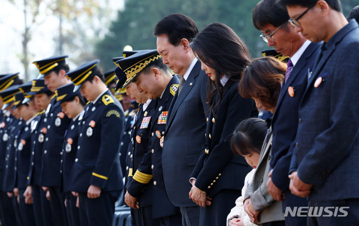 [서울=뉴시스] 전신 기자 = 윤석열 대통령이 9일 서울 용산어린이정원 잔디마당에서 열린 제61주년 소방의 날 기념식에서 묵념하고 있다. 2023.11.09. photo1006@newsis.com