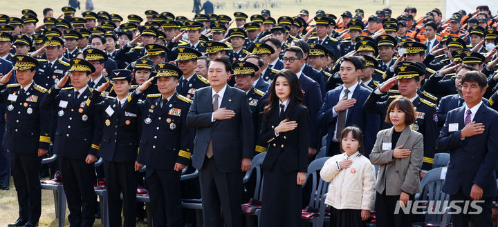[서울=뉴시스] 전신 기자 = 윤석열 대통령이 9일 서울 용산어린이정원 잔디마당에서 열린 제61주년 소방의 날 기념식에서 국기에 대한 경례를 하고 있다. 2023.11.09. photo1006@newsis.com