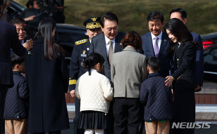 [서울=뉴시스] 전신 기자 = 윤석열 대통령과 부인 김건희 여사가 9일 서울 용산어린이정원 잔디마당에서 열린 제61주년 소방의 날 기념식에 참석하며 순직 소방관 유족들을 격려하고 있다. 2023.11.09. photo1006@newsis.com