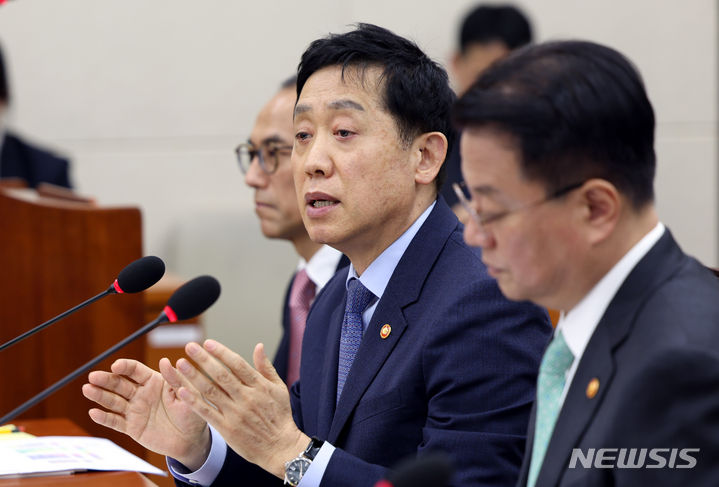 [서울=뉴시스] 조성봉 기자 = 김주현 금융위원장이 9일 오전 서울 여의도 국회에서 열린 정무위원회 전체회의에서 의원들의 질의에 답변하고 있다. 2023.11.09. suncho21@newsis.com