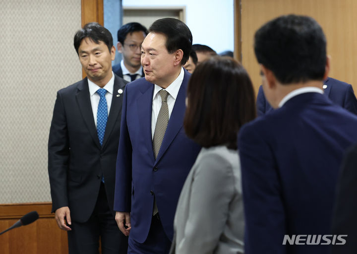 [서울=뉴시스] 조수정 기자 = 윤석열 대통령이 9일 서울 여의도 금융감독원에서 열린 불법사금융 민생현장 간담회에 입장하고 있다. 왼쪽은 이복현 금융감독원장. (대통령실통신사진기자단) 2023.11.09. chocrystal@newsis.com