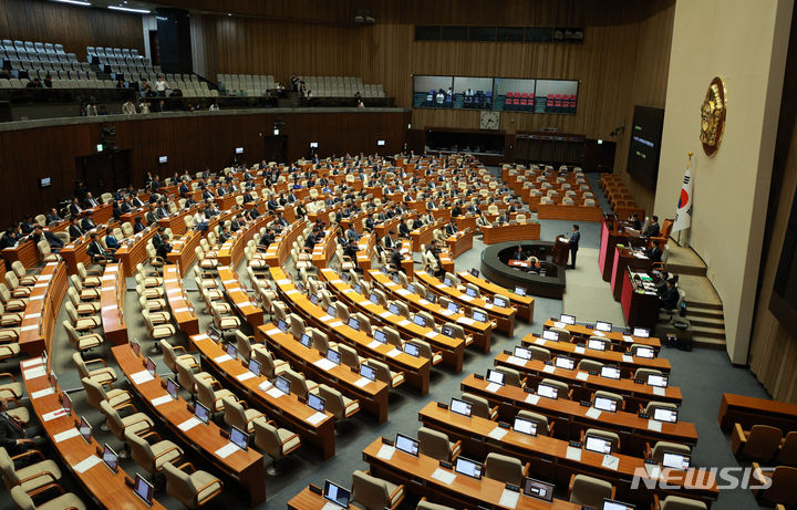 [서울=뉴시스] 고범준 기자 = 박정 환경노동위원회 위원장이 9일 오후 서울 여의도 국회에서 열린 제410회국회(정기회) 제11차 본회의에서 노동조합 및 노동관계조정법 일부개정법률안(대안)에 대해 제안설명을 하고 있다. 국민의힘 의원들 자리가 비어 있다. 2023.11.09. bjko@newsis.com