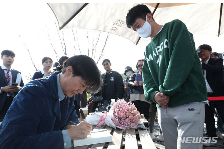 [양산=뉴시스] 차용현 기자 = 9일 오후 경남 양산시 하북면 평산책방에서 조국 전 장관이 자신의 저서 ‘디케의 눈물’ 작가 사인회를 하고 있다. 2023.11.09.con@newsis.com