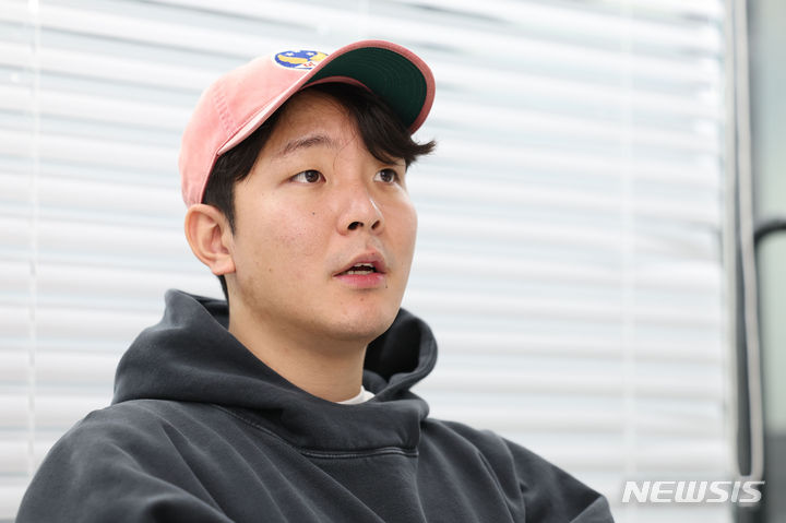 [서울=뉴시스] 권창회 기자 = 코미디 유튜버 하이픽션의 방주호가 지난 7일 오후 서울 마포구 한 사무실에서 뉴시스와 인터뷰를 하고 있다. 2023.11.10. kch0523@newsis.com