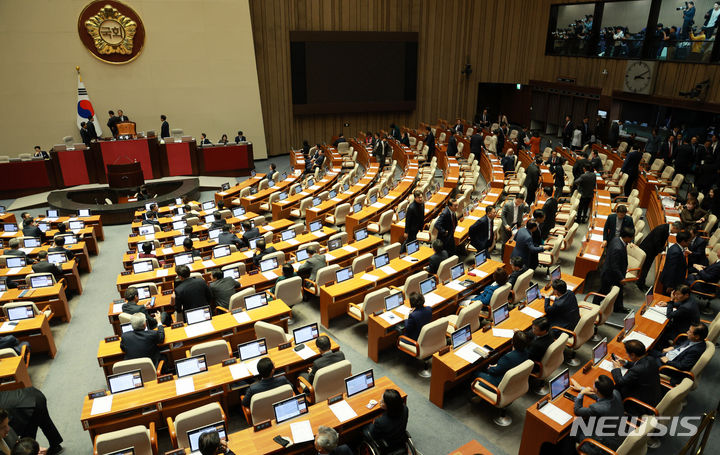 [서울=뉴시스] 고범준 기자 = 9일 오후 서울 여의도 국회에서 열린 제410회국회(정기회) 제11차 본회의에서 국민의힘 의원들이 퇴장하고 있다. 직후 노란봉투법(노조법 2, 3조 개정안)이 국회 본회의를 통과했다. 2023.11.09. bjko@newsis.com