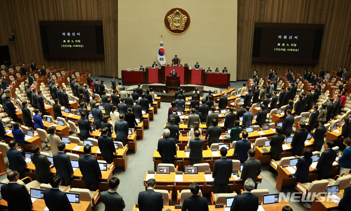 [서울=뉴시스] 고범준 기자 = 우신구 국민의힘 의원이 9일 오후 서울 여의도 국회에서 열린 제410회국회(정기회) 제11차 본회의에서 의원선서를 하고 있다. 2023.11.09. bjko@newsis.com