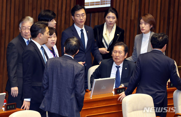 [서울=뉴시스] 조성봉 기자 = 9일 오후 서울 여의도 국회에서 열린 제410회국회(정기회) 제11차 본회의에서 이재명 더불어민주당 대표를 비롯한 민주당 의원들이 여당의 필리버스터 전격 철회에 당혹스러운 표정을 짓고 있다.  2023.11.09. suncho21@newsis.com