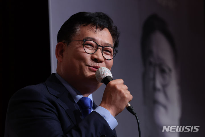 [서울=뉴시스] 황준선 기자 = '2021년 더불어민주당 전당대회 돈봉투 의혹'을 수사하고 있는 검찰이 조만간 송영길 전 더불어민주당 대표를 불러 조사할 예정이다. 사진은 송 전 대표가 지난 9일 오후 서울 종로구 대한불교조계종총무원 전통문화예술공연장에서 열린 ‘송영길의 선전포고’ 출판기념회에서 인사말을 하고 있는 모습. 2023.11.09. hwang@newsis.com