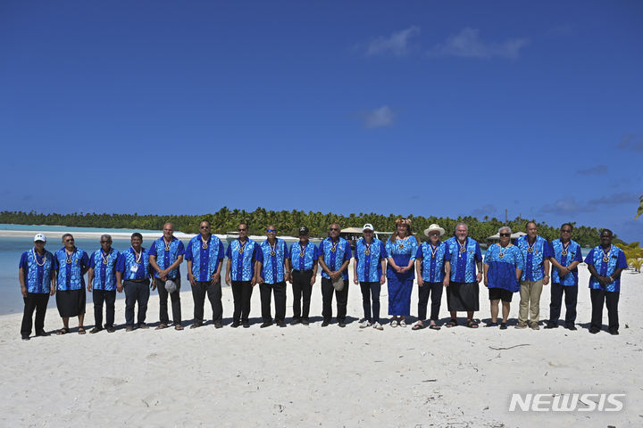 [아이투타키(쿡 제도)=AP/뉴시스]쿡 제도의 아이투타키에서 열린 태평양도서국가포럼에 참가한 지도자들이 9일 단체사진을 찍고 있다. 호주가 10일 섬나라 투발루 주민들에게 기후난민 지위를 부여하기로 했다. 이는 기후변화로 인한 해수면 상승과 폭풍 증가로 인한 투발루 주민들에게 생명선을 제공하는 것이다. 2023.11.10.