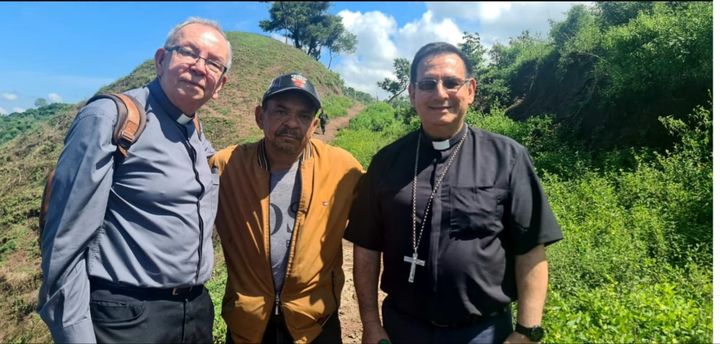 [서울=뉴시스] 콜롬비아 대통령실은 9일(현지시간) 소셜미디어(SNS)를 통해 “축구선수 루이스 디아스의 아버지 루이스 마누엘 디아스가 풀려남을 알린다”며 “콜롬비아 주재 유엔 대표부와 가톨릭교회 신자들이 그를 맞이했다”는 글을 올렸다. 사진은 루이스 마누엘 디아스(가운데)가 9일 콜롬비아 반군 민족해방군(ELN)으로부터 풀려나는 데 도움을 준 가톨릭교회 신자들과 함께 있는 모습. (출처=콜롬비아 대통령실 'X'(옛 트위터) 계정. @infopresidencia) 2023.11.10. *재판매 및 DB 금지