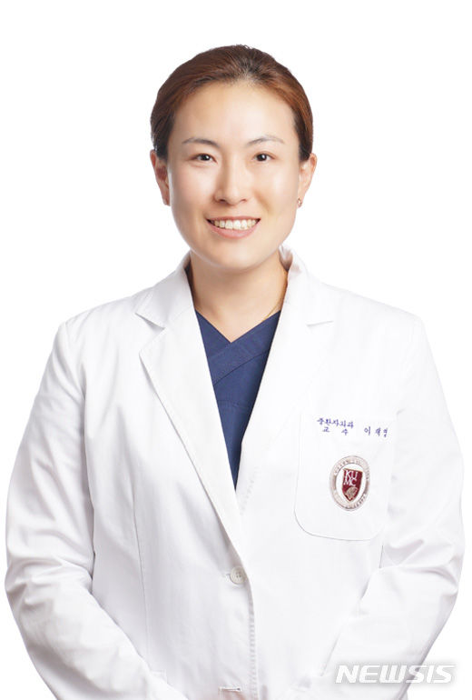 [서울=뉴시스]고려대학교 안암병원은 이재명 중환자외상외과 교수가 혈액 속 산소를 운반하는 혈색소 수치가 전 세계에서 최저인 70대 외상 환자를 수혈 없이 성공적으로 치료했다고 10일 밝혔다. (사진= 고려대 안암병원 제공) 2023.11.10. photo@newsis.com. 