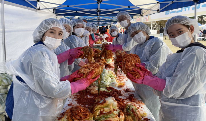 골프존뉴딘그룹, 대전 유성구 '사랑의 김장 나누기'