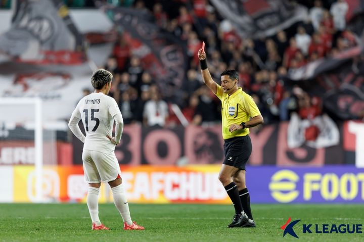 [서울=뉴시스]우라와 아키모토 퇴장. 2023.11.08. (사진=한국프로축구연맹 제공) *재판매 및 DB 금지